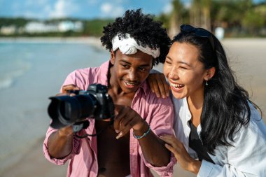 Merceklerden Dünya 'yı keşfediyorum. Tutkulu bir gezgin çarpıcı manzaralar ve kültürler yakalar, seyahat fotoğrafçılığını ömür boyu sürecek bir hobiye dönüştürür.