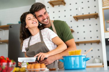 Genç bir çift mutfakta yemek yapmayı seviyor. Birbirlerine aşık bir erkek ve kadın kahvaltı hazırlıyor. Hafta sonu evde mutlu ve tasasız yaşıyorlar.