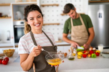 Müşteri özel mutfağında profesyonel aşçı. Evdekilere yemek dersi veriyor.
