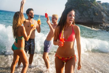 Huzurlu bir yaz tatili, güvenli seyahatler ve huzur içinde seyahat sigortası. Mükemmel bir tropik kaçış deneyimi.