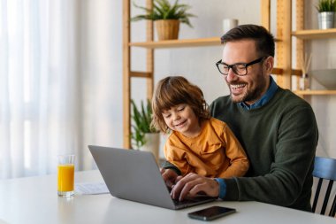 Uzaktan kumandalı, iş adamı ve evde çocuklu tek ebeveynli çoklu görev. Üretken bekar baba strateji ve dengeyi tartışırken çevrimiçi proje yönetimi