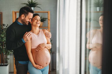 Beklentiler, hamilelik isteği. Genç ve mutlu bir çift, birbirine aşık bir kadın ve erkek, ebeveyn olmak için sabırsızlanıyor. Yeni bir hayat kavramı, yeni bir aile olmak.