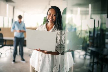 Başarılı genç iş adamlarının portresi, ofiste dizüstü bilgisayarı olan yazılım mühendisi. Girişim, serbest çalışma, insanlar ve teknoloji konsepti.