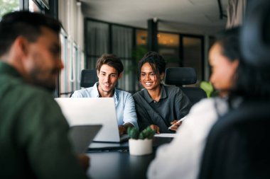 Çeşitli etnik gruplar, yönetim kurulu toplantıları. Çok kültürlü profesyonel iş adamları yönetim kurulunda araştırma planı üzerinde birlikte çalışıyorlar..