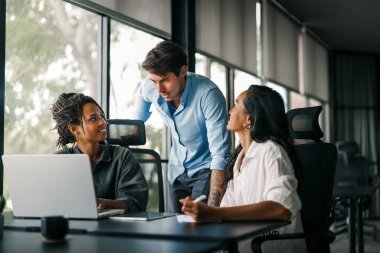 Modern ofis projesinde işbirliği yapan çok ırklı bir grup genç iş adamı. Genç ve başarılı girişimciler takım olarak çalışıyor..