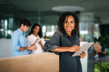 Modern ofis projesinde işbirliği yapan çok ırklı bir grup genç iş adamı. Genç ve başarılı girişimciler takım olarak çalışıyor..