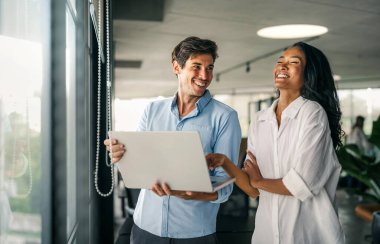 Çeşitli, yetenekli bir takım, bir iş toplantısı sırasında parlak bir ofis alanında etkili bir şekilde işbirliği yapar. Birlikte çalışan başarılı iş arkadaşlarından oluşan yaratıcı bir grup