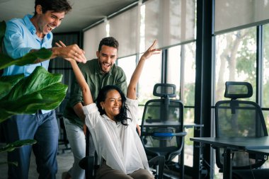 Mutlu, birleşik, çeşitli meslektaşlar, takım insanları. İş takım çalışması sonuçları, ticari başarı zafer sadakat birliği konsepti, iyi kurumsal ilişkiler ve takım oluşturma ile motive edilir..