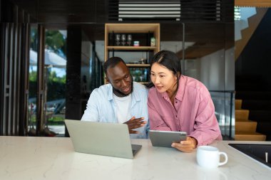Dijital yaşam tarzı ve çevrimiçi bağlantı. Modern teknoloji odaklı dünyada eğlence, alışveriş ve kusursuz iletişimin tadını çıkaran çok ırklı mutlu bir çift.