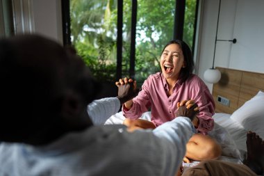 Kültürler ve altyapılar arasında güzel, destekleyici ve saygılı bir ilişkide sevgi, çeşitlilik ve birliği kucaklayan, kutlayan ırklar arası bir çift.