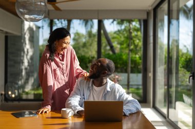 Çevrimiçi eğlence ve sosyal medya. Dijital dünyanın tadını çıkaran, bağlı kalan ve internetin olasılıklarını araştıran çeşitli, etnik çeşitlilikte bir çift.