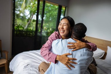 Kültürler ve altyapılar arasında güzel, destekleyici ve saygılı bir ilişkide sevgi, çeşitlilik ve birliği kucaklayan, kutlayan ırklar arası bir çift.