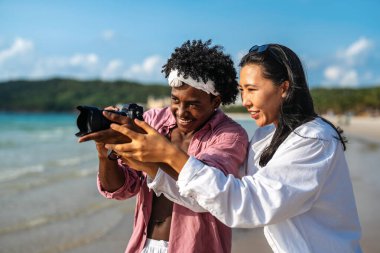 Çok ırklı, çeşitli bir çift, seyahat fotoğrafçılığına olan tutkuları sayesinde unutulmaz anılar yaratarak nefes kesici noktalar keşfediyor.