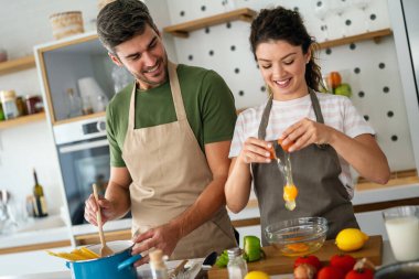 Müşteri özel mutfağında profesyonel özel aşçı. Evdeki gençlere yemek dersi veriyor.