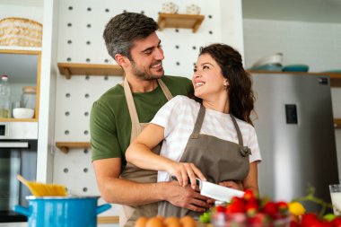 Genç çift güzel bir sabahta birlikte kahvaltı hazırlarken iyi vakit geçiriyorlar. Aşçılık, birlikte, mutfak, ilişki
