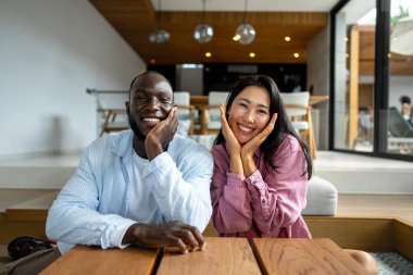 Farklı etnik çeşitlilikte genç bir çift yeni evine taşınıyor. Çift taşınma gününde yeni evde eğleniyor. Birkaç farklı ulus ve etnik köken birlikte vakit geçirmenin keyfini çıkarıyorlar.