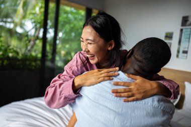 Karşılıklı saygı ve mutlu, başarılı bir ilişki. Sevgi dolu bir çift güven, uyum ve birlikteliğin tadını çıkarıyor, birlikte güçlü ve tatmin edici bir hayat kuruyorlar.