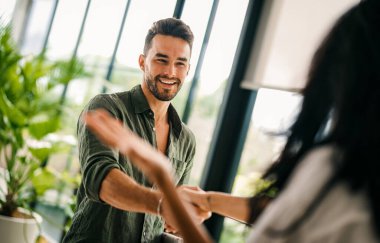 Ofiste modern, kapsayıcı ve işbirlikçi bir atmosfer. Yeni meslektaşımızı giderek büyüyen bir işe sıcak bir şekilde karşıladılar..