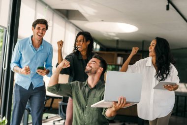 Çok ırklı, çeşitli girişimciler ve iş adamlarından oluşan başarılı bir grup birlikte hedeflere ulaşıyorlar. Görevde başarılı bir projeyi kutluyorlar.