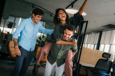 Çeşitli etnik çeşitlilikteki girişimci ve iş adamlarından oluşan başarılı bir grup, kurumsal ofiste hedeflerine ulaşıyor.