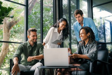 Çeşitli etnik gruplar, yönetim kurulu toplantıları. Çok kültürlü profesyonel iş adamları yönetim kurulunda araştırma planı üzerinde birlikte çalışıyorlar..