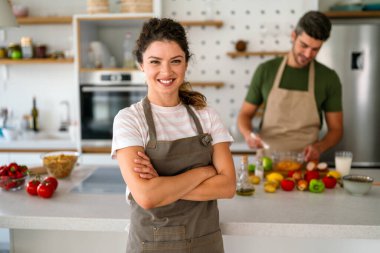 Müşteri özel mutfağında profesyonel özel aşçı. Evdeki gençlere yemek dersi veriyor.