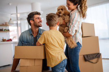 Yeni ev, kutu ve çocuklu aileler, yeni ev kredisi ve gayrimenkul yatırımları. Ev sahibi, taşınma günü için heyecanlı aile, taşınma ve kiralama konsepti