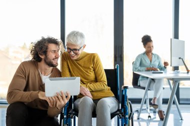 IT şirketinde işbirliği yapan programcılar uygulama geliştiriyor. İş dünyası kavramını bozdu