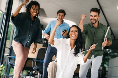 Çok ırklı, çeşitli girişimciler ve iş adamlarından oluşan başarılı bir grup birlikte hedeflere ulaşıyorlar. Görevde başarılı bir projeyi kutluyorlar.