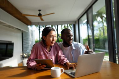 Dijital göçebe olan ve her ay farklı bir ülkeden gelen mutlu, çok uluslu bir çift. Girişim serbest çalışma konsepti.