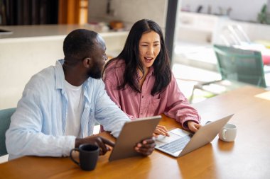 Dijital göçebe olan ve her ay farklı bir ülkeden gelen mutlu, çok uluslu bir çift. Girişim serbest çalışma konsepti.