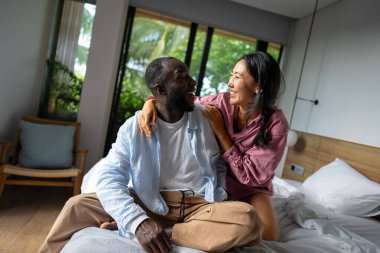 Mutlu çok ırklı çift, sevgi ve kucaklaşma birlikte vakit geçirdikleri için neşeli bir mutluluk içinde gülüyorlar. Çeşitlilik, mutluluk insanları sevme kavramı