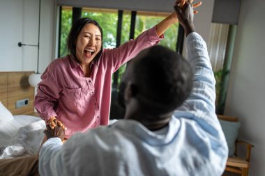 Farklı etnik çeşitlilikte genç bir çift yeni evine taşınıyor. Çift taşınma gününde yeni evde eğleniyor. Birkaç farklı ulus ve etnik köken birlikte vakit geçirmenin keyfini çıkarıyorlar.