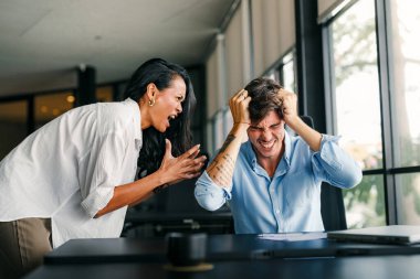 Stresli çalışma ortamı, fazla mesai. Hüsrana uğramış patron ofiste astına bağırıyor. Görevdeki çeşitli, çok ırklı insanlar, stres, tartışma, çatışma konsepti