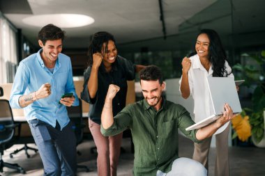 Mutlu, birleşik, çeşitli meslektaşlar, takım insanları. İş takım çalışması sonuçları, ticari başarı zafer sadakat birliği konsepti, iyi kurumsal ilişkiler ve takım oluşturma ile motive edilir..
