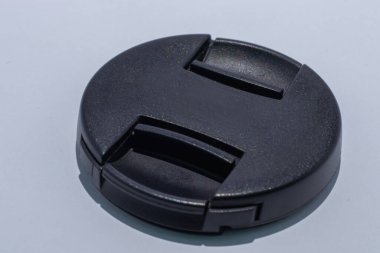 Beyaz arkaplanda Canon kamera kapağı
