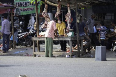 Acehnese, Aceh geleneklerinden biri olan Meugang gününde et alıyor..