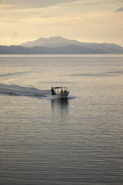 Tur rehberi bir tur teknesi kullanıyor.
