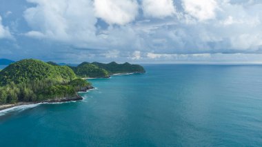 Endonezya 'nın Aceh eyaletindeki güzel bir plajın insansız hava aracı görüntüsü