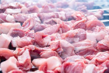 Gürcistan mtsvadi 'si, Shashlik hazırlığı. Izgarada Shashlik tüttürüyorum. Çubukta mangal.