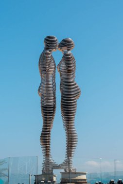 Batumi, Gürcistan - 30 Ağustos 2022: Ali ve Nino adlı hareket eden metal heykel. Seyahat