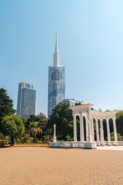 Batumi, Gürcistan - 30 Ağustos 2022: Batum Teknoloji Üniversitesi Kulesi ve Colonnade. Seyahat