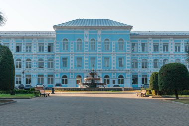 Batumi, Gürcistan - 30 Ağustos 2022: Devlet Batum Üniversitesi ve önündeki çeşme. Eğitim