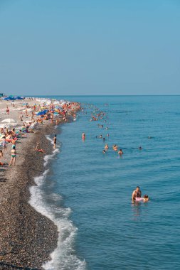 Batumi, Gürcistan - 30 Ağustos 2022: İnsanlar Batumi plajında dinleniyor. Turizm