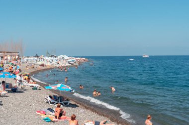 Batumi, Gürcistan - 30 Ağustos 2022: İnsanlar Batumi plajında dinleniyor. Turizm