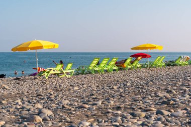 Batumi, Gürcistan - 30 Ağustos 2022: İnsanlar Batumi plajında dinleniyor. Turizm