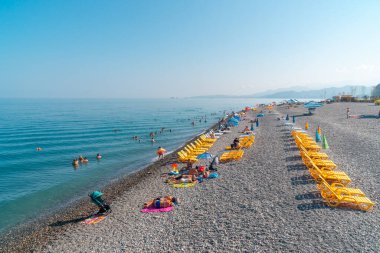 Batumi, Gürcistan - 30 Ağustos 2022: İnsanlar Batumi plajında dinleniyor. Turizm