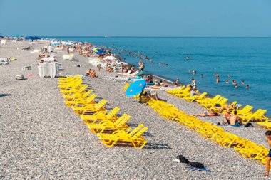 Batumi, Gürcistan - 30 Ağustos 2022: İnsanlar Batumi plajında dinleniyor. Turizm