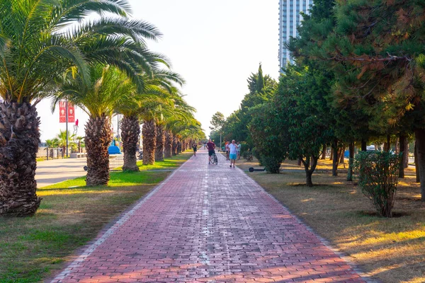 Batumi, Gürcistan - 30 Ağustos 2022: Batum Sahil Bulvarı. Seyahat