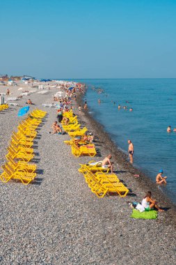 Batumi, Gürcistan - 30 Ağustos 2022: İnsanlar Batumi plajında dinleniyor. Turizm